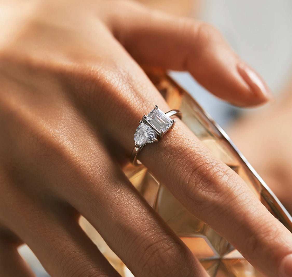 INEL DE LOGODNA DIN ARGINT 925 CU 2 PIETRE DIN ZIRCONIU